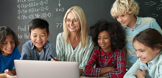 Email-Lifestyle-625x300-teacher-laptop-small-group